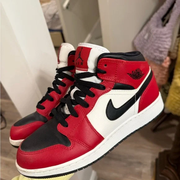 JORDAN 1 MID CHICAGO BLACK TOE BIG KID 7Y/WOMENS 9/MENS 7